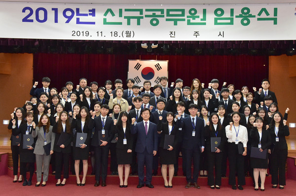 진주시는 18일 시청 시민홀에서 조규일 시장과 간부공무원들이 참석한 가운데‘2019년 신규공무원 임용식’을 개최했다./ⓒ진주시