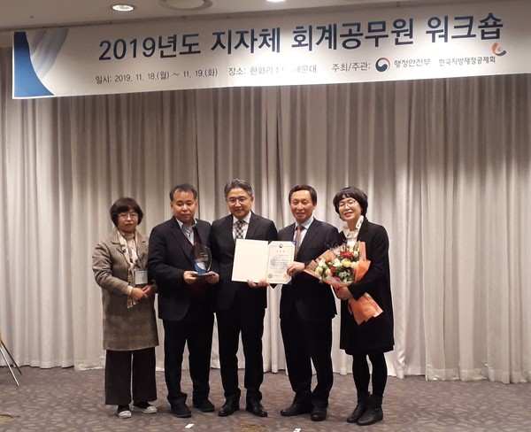 진주시가 18일 부산 해운대 한화 리조트에서 열린‘2019년 주민이 알기 쉬운 결산서’우수지자체 시상식에서 행정안전부 장관 기관표창을 수상했다./ⓒ진주시