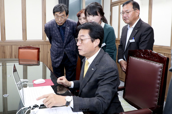 합천군은 18일 군청 소회의실에서 문준희 합천군수를 비롯한 군청 관계자가 자리한 가운데 건전한 납세문화 조성을 위한 ‘지방세 성실납세자 경품 추첨행사’를 가졌다./ⓒ합천군