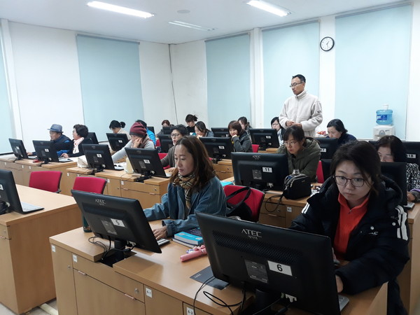 하동군이 지역 농산물의 홍보·판매 촉진을 위해 여성농업인을 대상으로 한 유튜브 크리에이터 양성 교육이 교육생들의 뜨거운 열기 속에 마무리됐다./ⓒ하동군