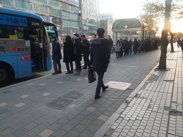 고양시가 명성운수·철도 파업이 발생하자 출퇴근 시간대에 '임시 교통수단'을 전면 투입해 시민 불편을 최소화하고 있다. 고양시청