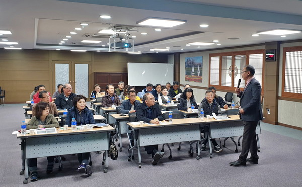 남해군은 귀농·귀촌인들에게 농업에 대한 기초영농기술 정보를 제공해 안정적인 정착을 돕기 위해 이달 11일을 시작으로 19일까지 총 7회 40시간에 걸쳐 교육을 진행했다./ⓒ남해군