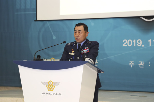 공군교육사령부는 지난 19일 공군회관에서 각계의 HRD 전문가와 군 관계자 300여 명이 참석한 가운데 ‘미래 군을 선도하는 창의⋅융합형 인재육성 방향’이라는 주제로 『2019 공군 HRD 발전 세미나』를 개최했다./ⓒ공군교육사령부