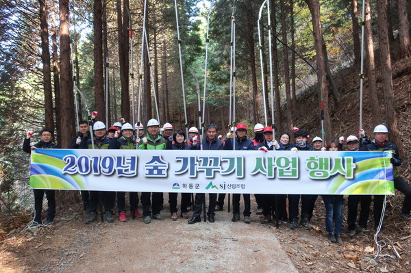 하동군은 11월을 숲 가꾸기 기간으로 정하고 지난 20일 옥종편백림 일원에서 군청 및 산림조합 직원 등 50여명이 참여한 가운데 가지치기 체험행사와 산불방지 캠페인을 벌였다/ⓒ하동군