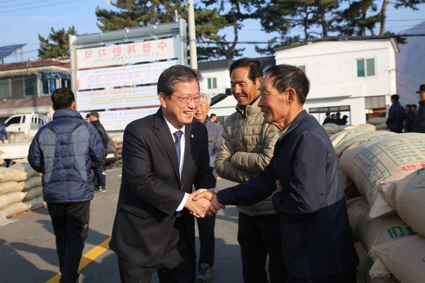 의령군은 지난달 10일∼11월 10일까지 산물벼 29,902포 매입을 완료하고, 11월 14일 동부DSC를 시작으로 12월 11일까지 건조벼 5만 1,533포대(40kg/포)를 매입할 계획이다./ⓒ의령군