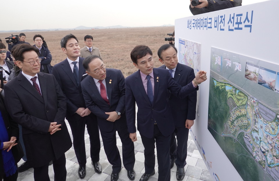 비전선포식에서 현장을 시찰하고 있는 주요 내빈들 모습. 왼쪽부터 이재명 경기도지사. 정용진 신세계그룹 부회장. 홍남기 경제부총리. 서철모 화성시장. 이학수 수자원공사 사장