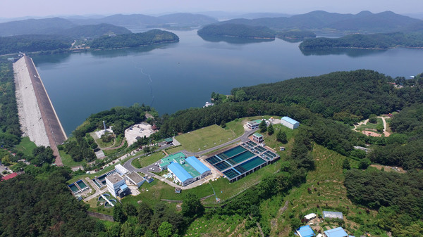 진주시 맑은물사업소는 고품질 수돗물을 생산․공급하고, 공공하수처리장을 증설하여 주민 주거환경을 개선함은 물론 전문처리업체의 공공하수처리시설 관리를 통해  양질의 하수도 서비스를 제공하는 등 다양한 시책을 추진하고 있다.(정수장전경)/ⓒ진주시