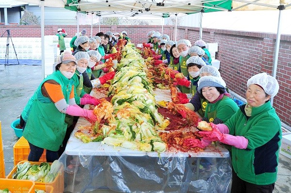 군위군 새마을회가 22일 2019 사랑의 김장나누기 행사를 가지고 있다.ⓒ군위군