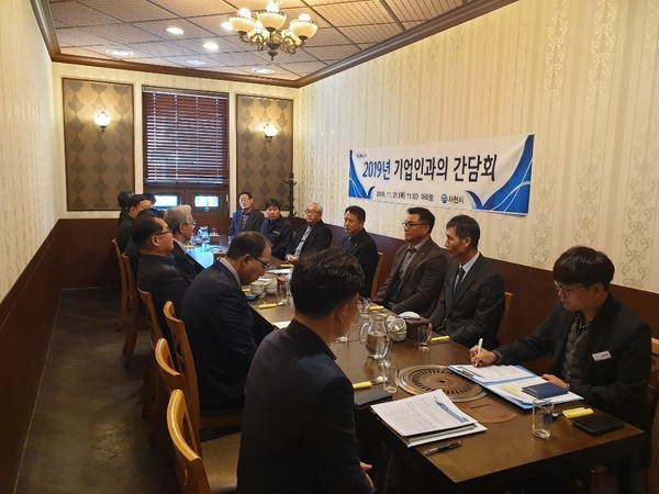 사천시는 지난 21일 사천읍 소재 식당에서 2019년 CEO 수상자 및 기업애로해소 현장기동반 운영 시 참석한 기업인들 약 20여명을 모시고 간담회를 개최했다./ⓒ사천시