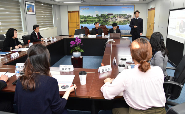 진주시는 22일 진주시청 5층 기업인의 방에서 진주시장을 비롯해 부시장, 농업기술센터 소장 등 11명이 참석한 가운데 ‘진주시 지역단위 푸드플랜 수립 연구용역 중간보고회’를 가졌다./ⓒ진주시