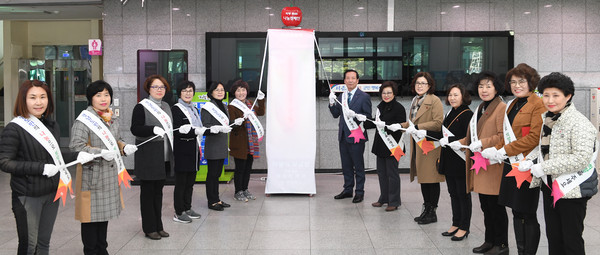 거창군은 지난 22일 군청 현관에서 희망2020나눔캠페인의 시작을 알리는 사랑의 온도탑 제막식을 개최했다./ⓒ거창군