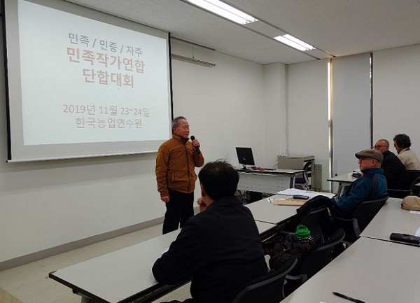 '금강산' 자작시를 직접 낭송하고 발표하며 현존하는 최장기수 양희철 시인이 혼불을 태우듯이 평화통일의 상징 '금강산' 사랑의 시를 절박하게 외치며 시낭송하는 모습 / ⓒ 문해청 기자