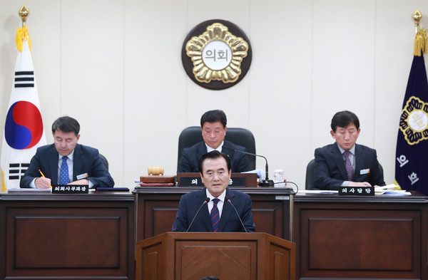 서춘수 함양군수는 26일 함양군의회 본회의장에서 열린 제251회 함양군의회 2차 정례회에서 ‘2020년도 예산안 제출에 즈음한 시정연설’을 통해 올해 성과와 내년도 군정 운영방향을 설명했다./ⓒ함양군