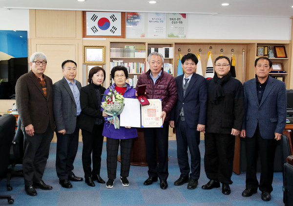 정부포상은 김덕석 경남서부보훈지청장이 하동군청을 찾아 군수 집무실에서 윤상기 군수와 정재상 경남독립운동연구소장, 정기민 광복회 경남도지부 서부연합지회장, 유족이 함께한 가운데 선생의 딸 김부자씨에게 전수했다./ⓒ하동군