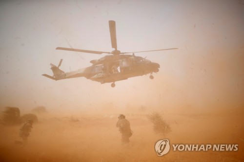 아프리카 말리에서 작전 중인 프랑스군 = 아프리카 말리에서 대테러 격퇴전을 수행하던 프랑스군 병사 13명이 헬기의 공중 충돌 사고로 추락해 숨졌다.