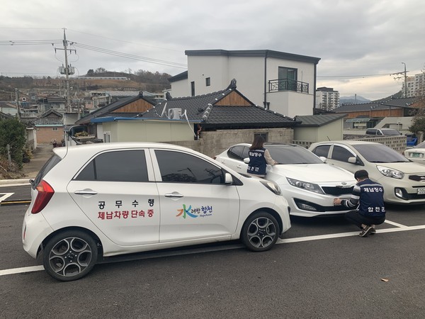 합천군은 27일 행정안전부 주관 2019년 하반기 체납차량 전국 일제단속의 날을 맞아 번호판 영치 단속을 실시했다./ⓒ합천군