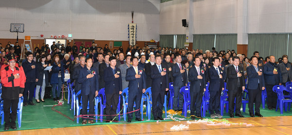 거창군 고제면 주민자치위원회는 지난 25일 고제문화체육회관에서 한해의 마무리를 앞두고 송년 어울림 한마당 「제4회 주민자치 프로그램 발표회」를 가졌다./ⓒ거창군