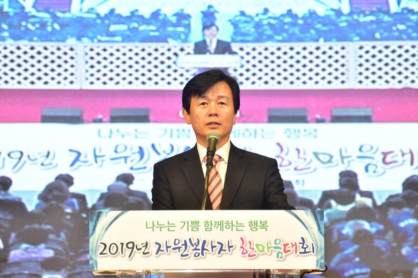 진주시자원봉사단체협의회는 27일 진주실내체육관에서 자원봉사자 4,000여 명이 참여한 가운데“2019년 자원봉사자 한마음대회”를 개최했다./ⓒ진주시