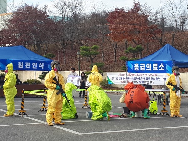 합천군은 지난 26일 합천체육관 주차장에서 합천군보건소 주관으로 유관기관(경찰서, 소방서, 119특수구조단, 5870부대) 합동 생물테러 대응·대비 모의훈련을 실시했다./ⓒ합천군