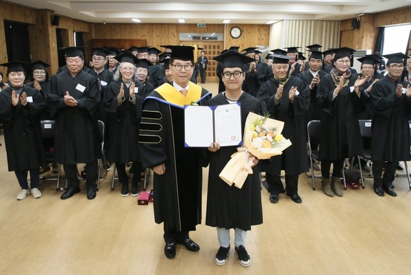 사천시는 27일 농업기술센터 대회의실에서 ‘제12회 사천농업대학 졸업식’을 개최했다./ⓒ사천시