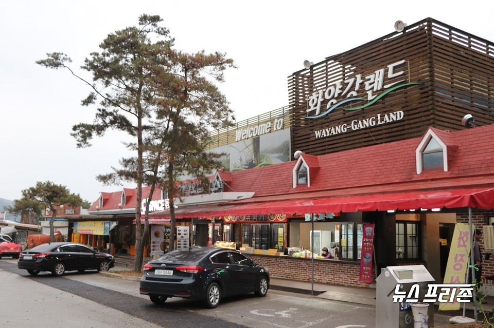 홍천휴게소에서 5km 정도를 벗어나 겨우 한 곳만이 유일하게 장사를 하고 있지만 이 곳마저도 손님이 자주 안온다고 한다.