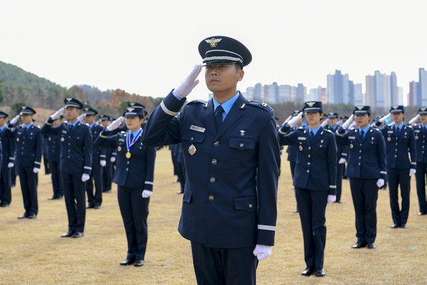 공군은 28일 교육사령부 대연병장에서 원인철 공군참모총장 주관으로 ‘제143기 공군 학사사관후보생 임관식’을 거행했다./ⓒ공군교육사령부