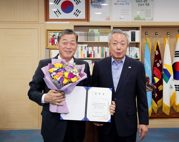 (재)하동녹차연구소 이사장인 윤상기 군수는 29일 군수 집무실에서 오흥석씨에게 임용장을 수여했다./ⓒ하동군