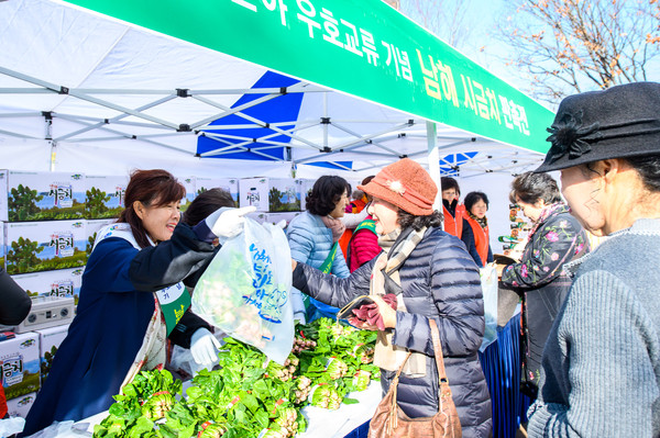 창원시 성산아트홀에서 열린 남해시금치 특판전./ⓒ남해군