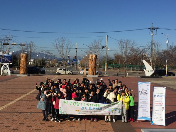 사천시보건소는 걷기 실천을 통한 건강증진을 도모하고자 지난달 30일 시청 노을광장에서 모바일 헬스케어 대상자 50여 명을 대상으로 ‘THE 건강한 1·1·5(1시간·1만보·5km) 걷기 프로젝트’ 행사를 진행했다./ⓒ사천시