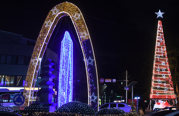 올해로 제7회를 맞이하는 거창크리스마스트리문화축제가 지난 1일 거창군청 앞 일원에서 화려한 개막을 알렸다./ⓒ거창군