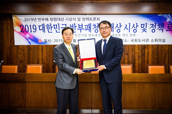 대한민국 반부패청렴대상을 수상한 장충남 남해군수./ⓒ남해군