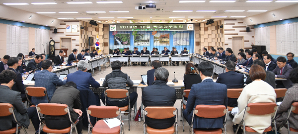 거창군은 지난 2일 군청 대회의실에서 군수, 부군수, 전 부서장 및 읍·면장 등 80여 명이 참석한 가운데, 2019년 군정 성과 보고회를 개최했다./ⓒ거창군