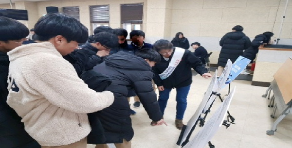 함양군보건소는 제32회 세계 에이즈의 날 맞아 2일 수동면에 위치한 렘넌트지도자학교를 방문하여 학생 100여명을 대상으로 에이즈 예방 캠페인을 실시했다./ⓒ함양군