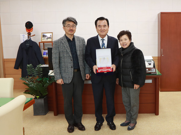 서춘수 함양군수가 3일 오후 (사)한·중앙아 친섭협회로부터 감사패를 받았다./ⓒ함양군