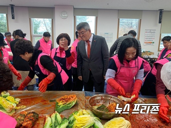 예천군 ‘미래를 여는 봉사단’(단장 김인중)이 3일 오후 2시 예천군노인복지관에서 소외되고 경제적으로 어려운 이웃에게 따뜻한 우리의 정을 나누겠다는 목적으로 복지사각지대의 어려운 이웃과 독거어르신 돕기 '2019 사랑의 김장 담그기 행사'에서 김학동 예천군수가 격려를 하고 있다.ⓒ유상현 기자