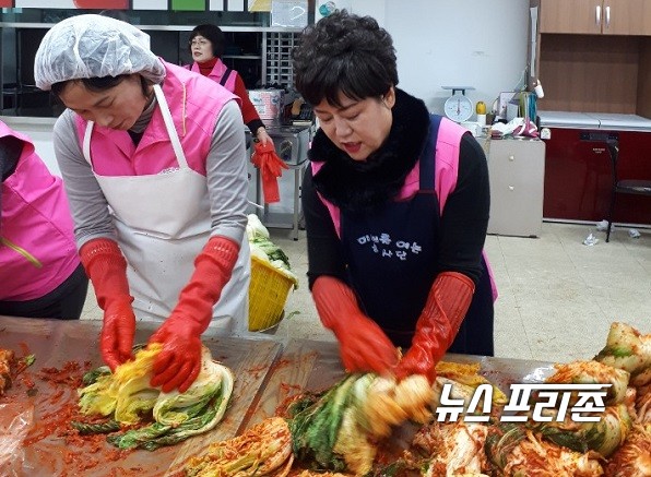 예천군 ‘미래를 여는 봉사단’(단장 김인중)이 3일 오후 2시 예천군노인복지관에서 소외되고 경제적으로 어려운 이웃에게 따뜻한 우리의 정을 나누겠다는 목적으로 복지사각지대의 어려운 이웃과 독거어르신 돕기 '2019 사랑의 김장 담그기 행사'를 가지고 있다.ⓒ유상현 기자