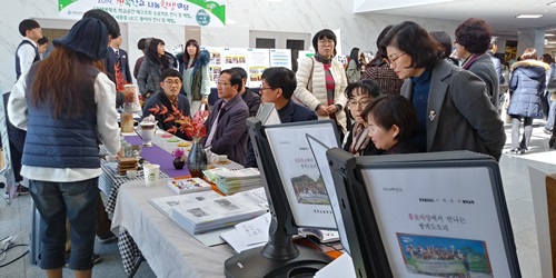 하동 쌍계초등학교는 지난 주말 경상대 GNU컨벤션센터에서 열린 2019 행복학교 나눔마당에 참가해 ‘어서와, 쌍계초는 처음이지’ 학교 살리기 홍보활동을 실시했다./ⓒ하동군