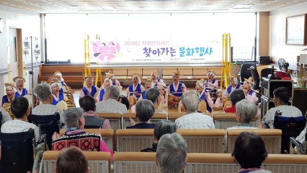 진주시는 5일 오후 엠마우스요양병원에서 치매환자와 보호자 50여 명이 참여한 가운데‘찾아가는 문화 행사’를 열었다./ⓒ진주시