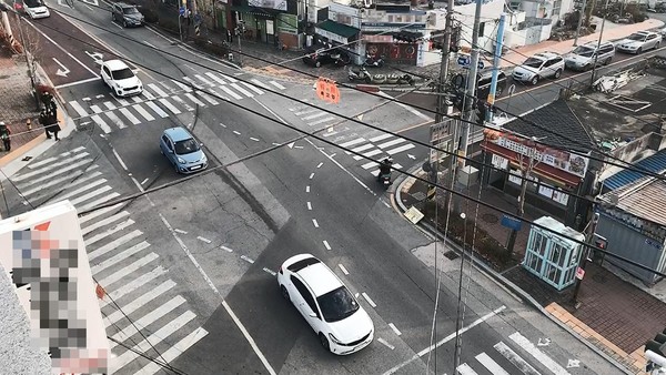 함양군은 오는 13일 함양읍 행정복지센터 3층 대회의실에서‘함양 중·고등학교 주변 도로환경 개선사업’에 대한 전 군민 대상 군민참여형 주민토론회를 개최한다.(함양 중·고등학교 앞 교차로)/ⓒ함양군