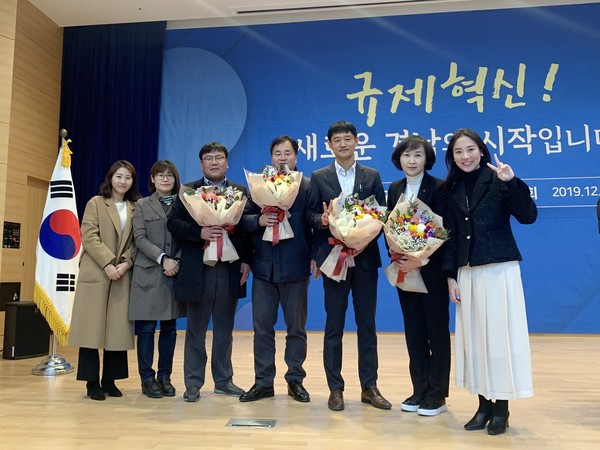 함양군은 6일  2019 규제혁신 우수사례 경진대회에서 기획예산담당관 하연정 법무규제개혁담당과 도시건축과 최정민 주무관이 각각 장려상을 수상하는 쾌거를 이뤄 도지사상장을 받았다./ⓒ함양군