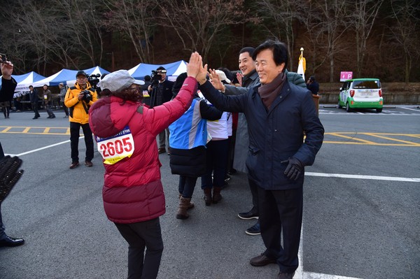 제10회 건강으로 가는 진양호 숲길 걷기대회가 지난 7일 진양호 꿈키움동산에서 걷기 동호인 및 시민 등 500여 명이 참가한 가운데 성황리에 개최됐다./ⓒ진주시