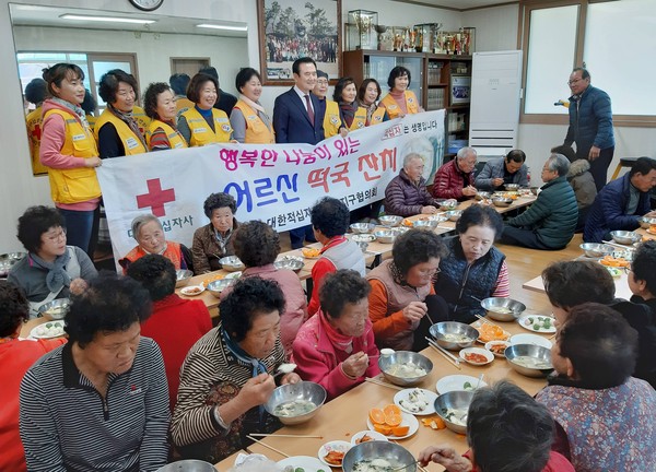 대한적십자사 함양지구협의회와 병곡면봉사회는 지난 6일 낮 12시께 송평마을회관에서 행복한 나눔이 있는‘어르신 떡국 잔치’를 성대하게 개최했다./ⓒ함양군