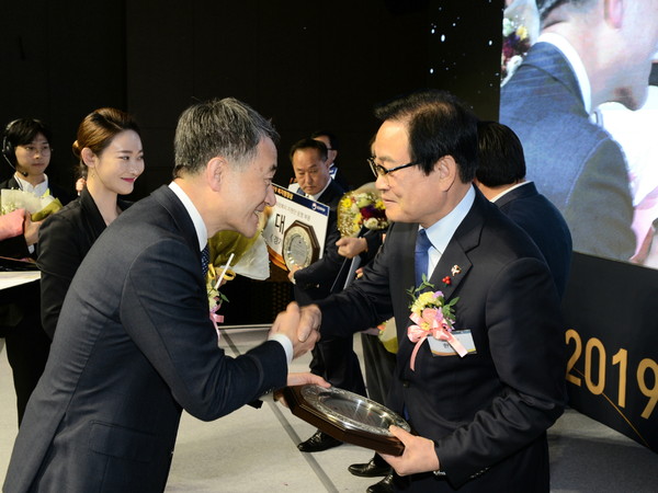 9일, 세종컨벤션센터에서 열린 2019년 복지행정상 시상식에 한정우 창녕군수(사진 오른쪽)가 상패를 받고 있다./ⓒ창녕군