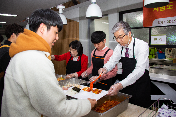 총장과 함께하는「천원의 아침밥」 배식장면./ⓒ국립 경남과학기술대학교