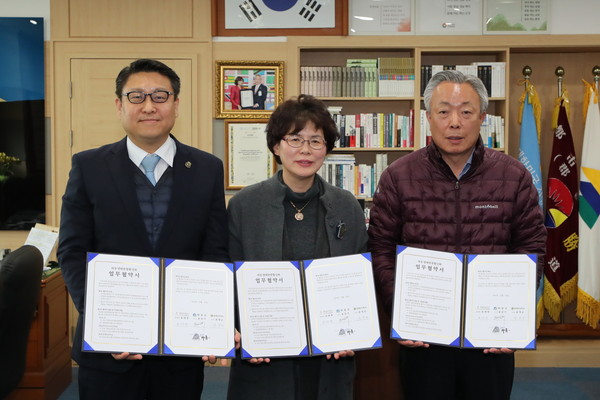 하동군은 10일 오전 군수 집무실에서 윤상기 군수와 윤대영 켄싱턴리조트 지리산하동지점장, 윤영순 쌍계초등학교장 등이 참석한 가운데 하동생태관광 활성화를 위한 업무협약을 체결했다./ⓒ하동군