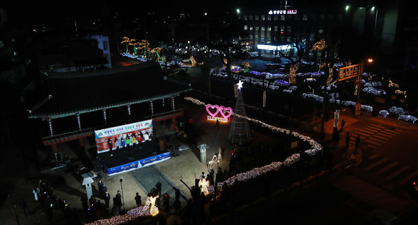 함양군은 10일 오후 함양읍 학사루 앞에서 연말연시 읍 시가지 경관조명 점등식을 개최했다./ⓒ함양군