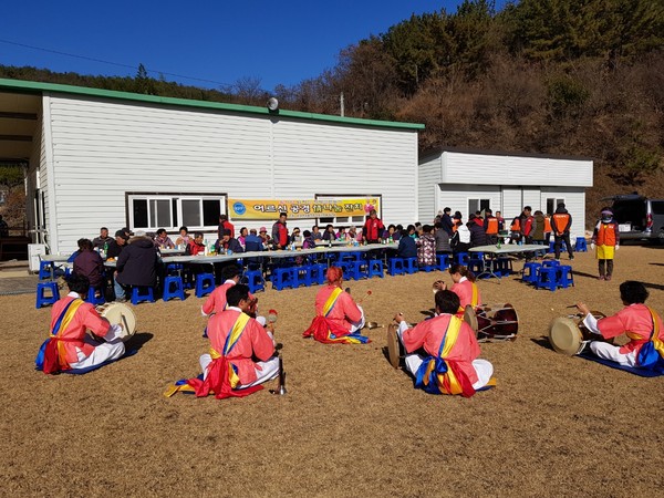 한국자유총연맹 의령군지회와 군지회 청년회회원 30여명은 지난 7일 낙서면사무소 옆 탁구장에서 ‘어르신공경 情나눔 잔치’를 펼쳤다./ⓒ의령군