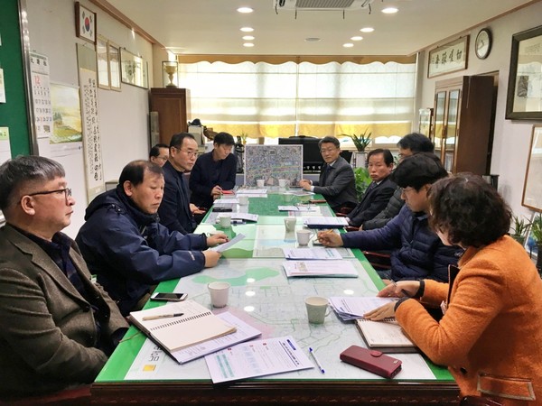 남해읍 시장아랫길~회나무 구간의 상시적 교통체증 해소를 위한 관계자 간담회를 가졌다./ⓒ남해군