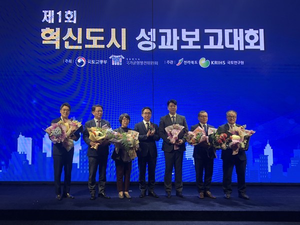 진주시는 11일  전북 혁신도시에서 개최된 2019년 제1회 혁신도시 성과 보고대회에서 혁신도시 종합평가, 정주여건 개선, 상생발전 부문 3개 분야 4개   사업에서 우수사례로 선정됐다./ⓒ진주시