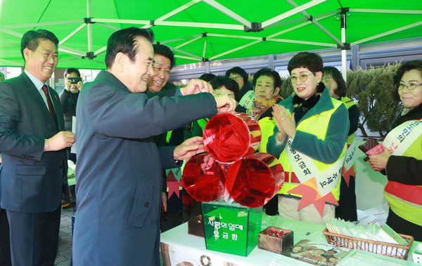 함양군은 12일 오후 동문사거리 농협군지부 앞에서 희망 2020 나눔 캠페인 사랑의 열매달기 순회모금 캠페인과 함께 사랑의 나눔 온도탑 온도 설정식을 진행했다./ⓒ함양군